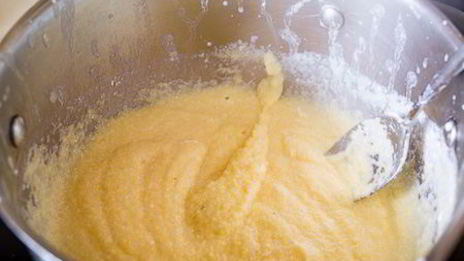 утренняя полента с грибами и яйцом пашот