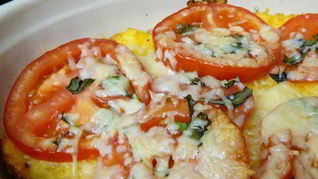 Запеченная кукурузная каша с помидорами и сыром