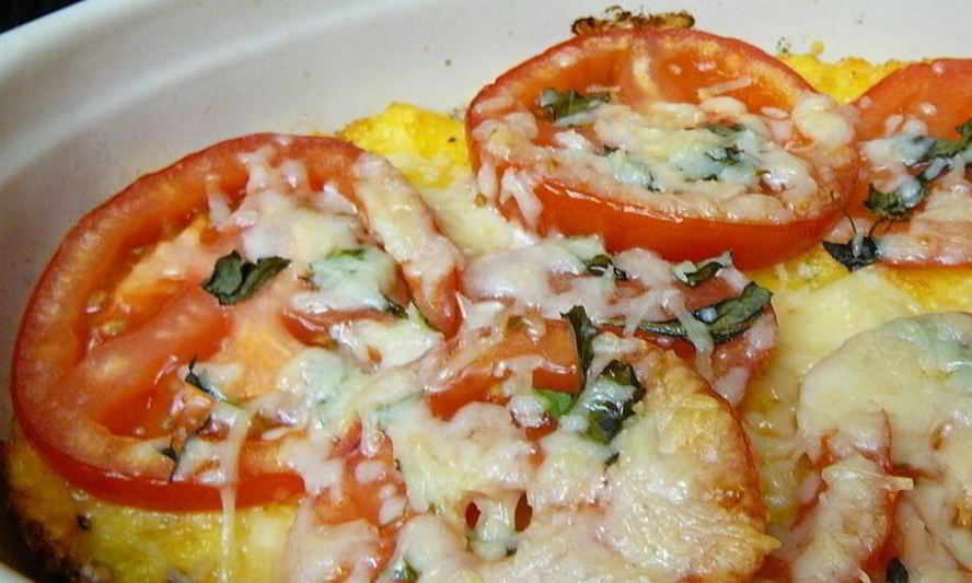 Рецепт запеченной кукурузной каши с помидорами и сыром