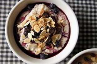 Овсяная каша с душистыми пряностями и черничным компотом