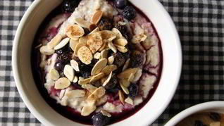 Овсяная каша с душистыми пряностями и черничным компотом