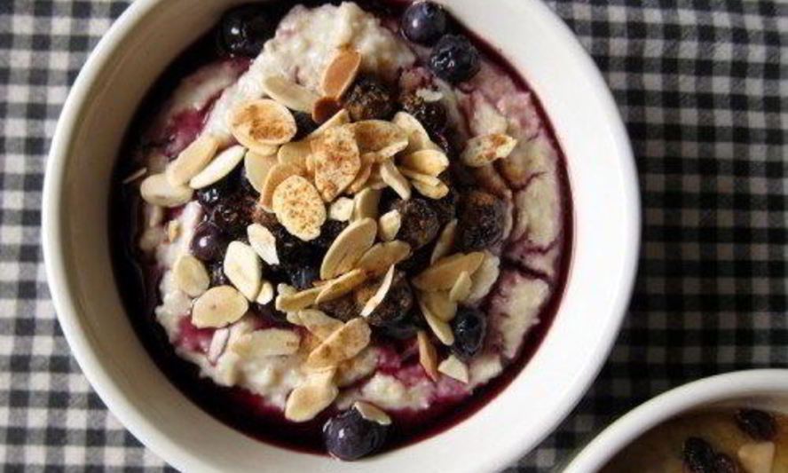 Рецепт овсяной каши с душистыми пряностями и черничным компотом