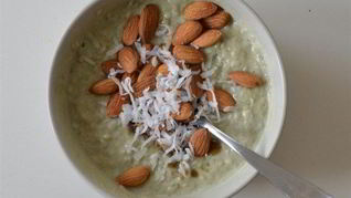 Кокосовая овсяная каша с матчей и миндалем