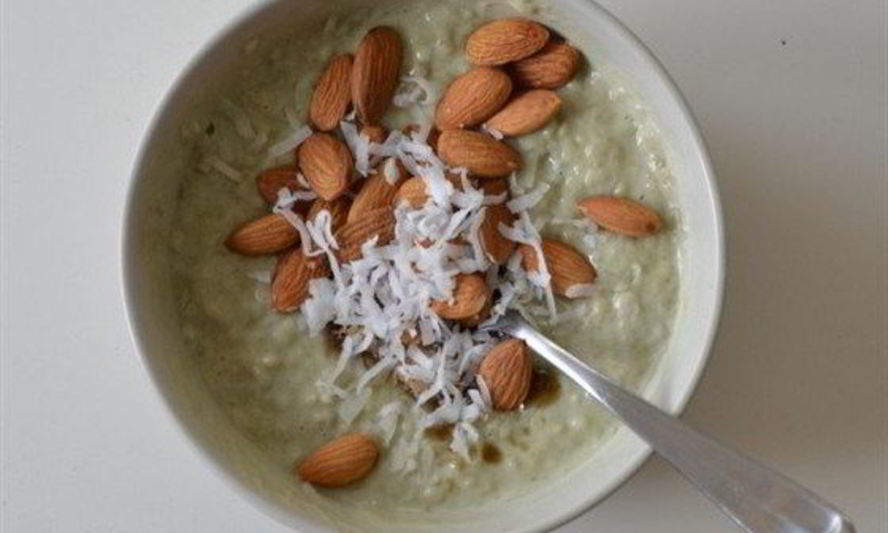 Рецепт кокосовой овсяной каши с матчей и миндалем