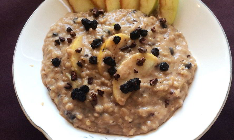 Рецепт овсяной каши с антоновкой, сушенной черникой и ревенем