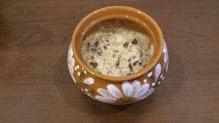 Овсяная каша с черносливом в горшочке