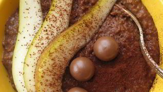 Овсяная каша с грушей и шоколадом