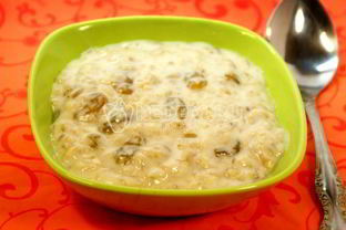 Овсяная каша с изюмом