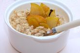 Овсяная каша с карамельными яблоками