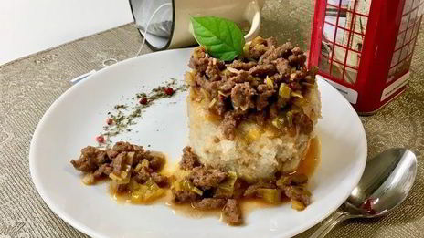 овсяная каша с мясным соусом и красным вином