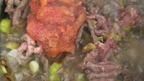 овсяная каша с мясным соусом и красным вином