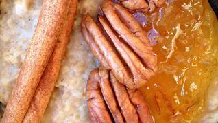 Овсяная каша с пряностями, пеканом и апельсиновым джемом