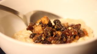 Овсяная каша с пряным яблочным конфитюром