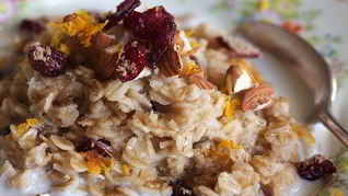 Овсяная каша с сушеной клюквой и белым шоколадом