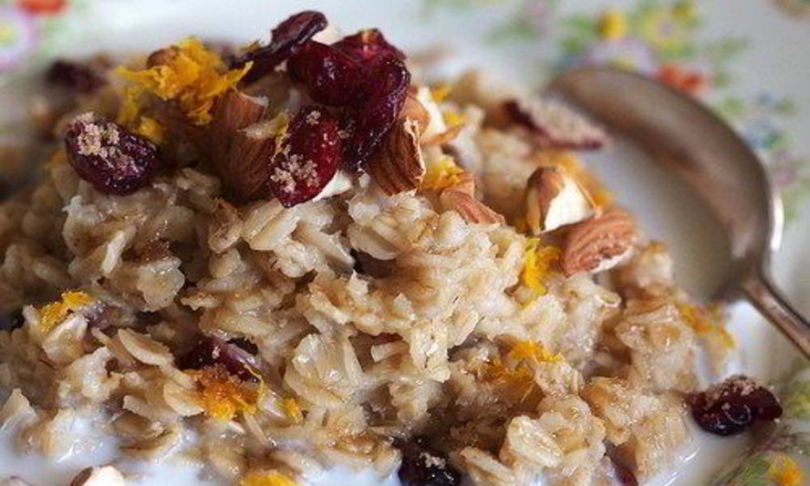 Рецепт овсяной каши с сушеной клюквой и белым шоколадом