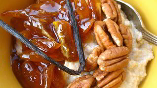 Овсяная каша с ванилью, кумкватом и пеканом