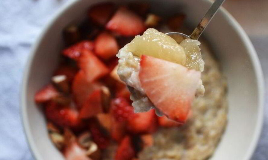 Рецепт овсяной каши с ванилью, жареным миндалем и клубникой