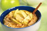 Овсяная каша с яблоками и корицей