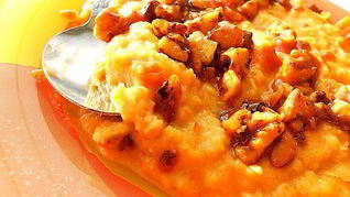 Овсяная каша с яблоком и карамельными орешками