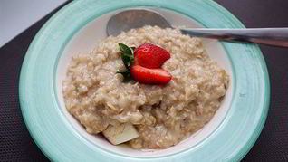 Овсяная каша с яблоком и корицей