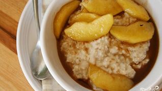 Овсяная каша с жареными яблоками