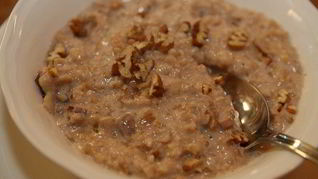 Овсянка с кленовым сиропом и орехами пекан