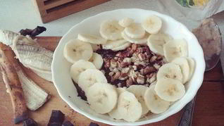 Овсянка с темным шоколадом, бананом и грецким орехом