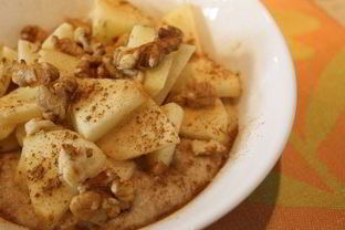 Овсянка с яблоками, орехами и корицей