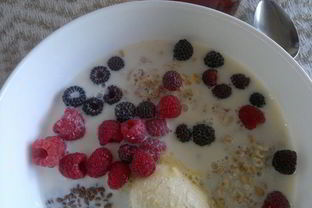 Овсянка с ягодами