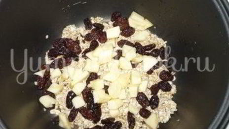 постная овсяная каша с изюмом и яблоками из мультиварки