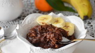 Шоколадная овсяная каша с бананом
