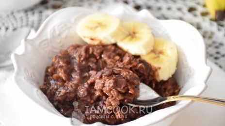 шоколадная овсяная каша с бананом