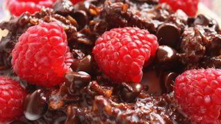 Шоколадная овсяная каша с малиной