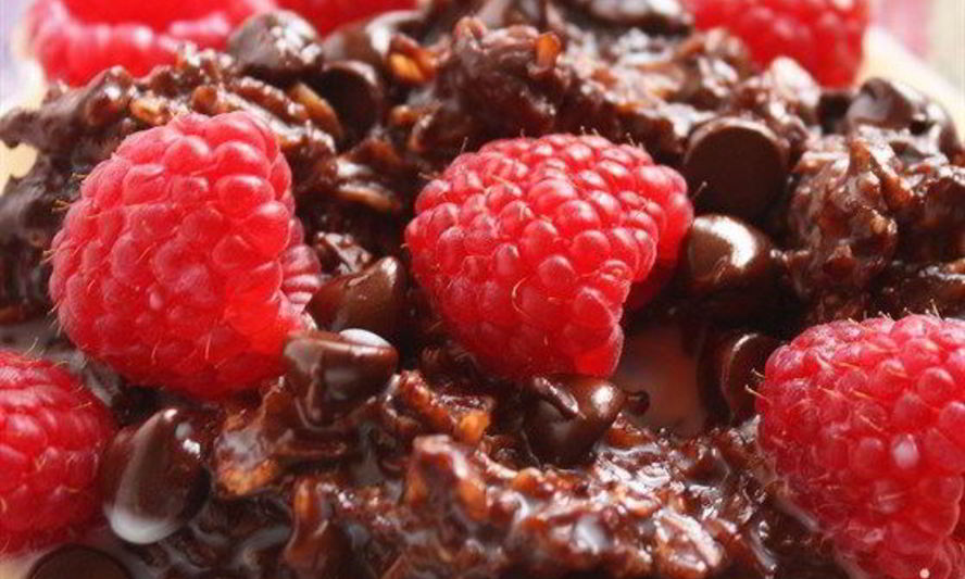 Рецепт шоколадной овсяной каши с малиной