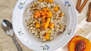 Сливочная овсяная каша с персиками