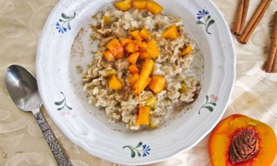 Рецепт сливочной овсяной каши с персиками