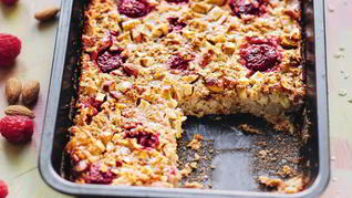 Запеченная с малиной и яблоками овсянка