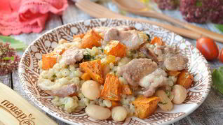 Перловая каша с фасолью, тыквой и беконом