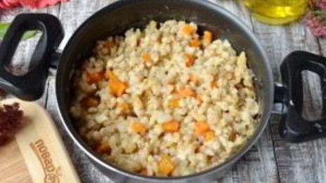 перловая каша с фасолью, тыквой и беконом