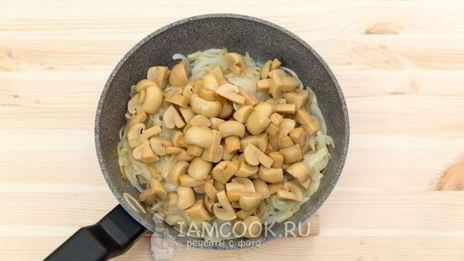 пшеничная каша с грибами и жареным луком