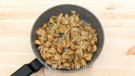 пшеничная каша с грибами и жареным луком