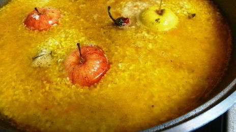 рисовая каша ароматная с мясом и яблоками