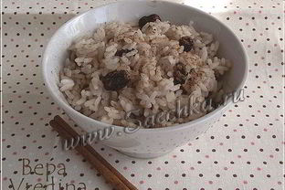 Рисовая каша с изюмом и корицей