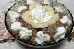 Рисовая каша с какао и взбитыми сливками