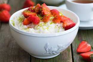 Рисовая каша с клубникой и кокосовым молоком