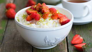 Рисовая каша с клубникой и кокосовым молоком