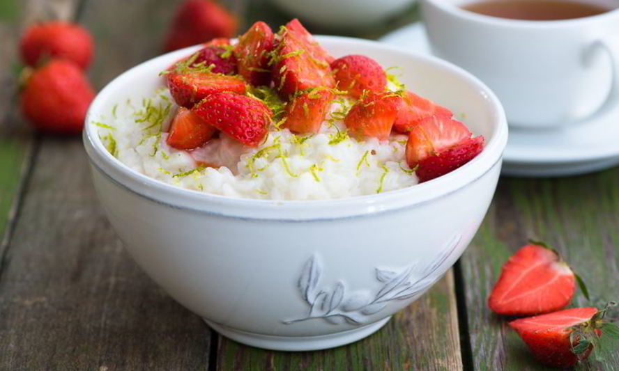 Рецепт рисовой каши с клубникой и кокосовым молоком