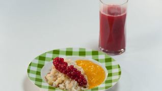 Рисовая каша с жареным яблоком и кремом из манго