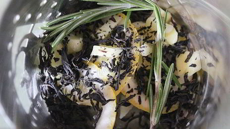 чай с лимоном, имбирем и розмарином