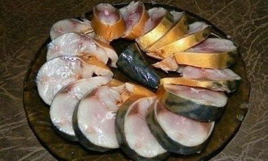 Рецепт домашней соленой скумбрии в чайном рассоле